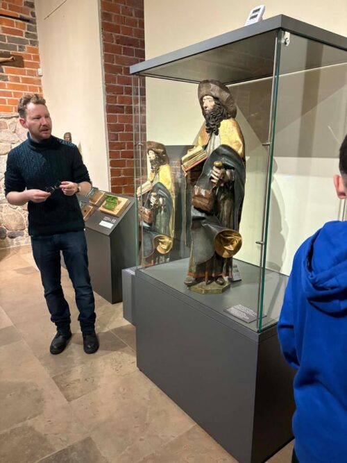 „Wyjście z klasą” – SP3 zwiedza i poznaje historię Kętrzyna