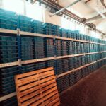 Jak wybrać tace transportowe? Kluczowe czynniki, które decydują o ich funkcjonalności i trwałości