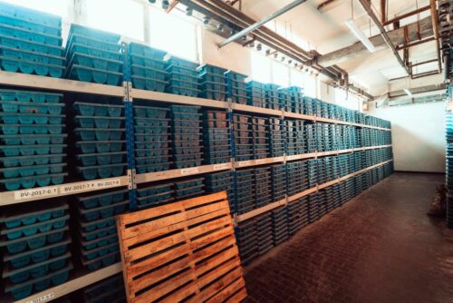 Jak wybrać tace transportowe? Kluczowe czynniki, które decydują o ich funkcjonalności i trwałości