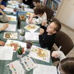 Czytanie, zabawa i kolorowanie – Dzień Kubusia Puchatka w Grabowie