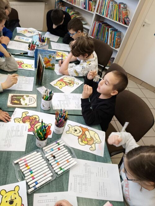 Czytanie, zabawa i kolorowanie – Dzień Kubusia Puchatka w Grabowie