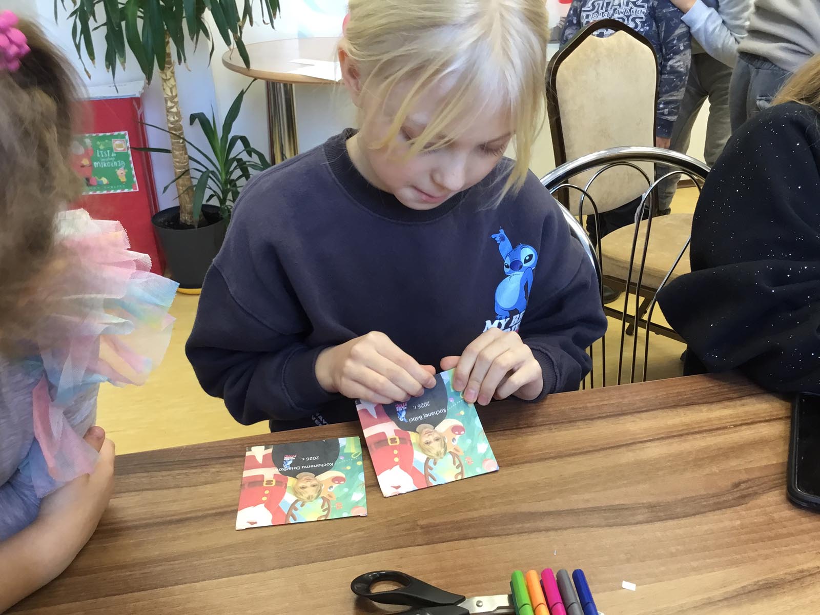 Pierwszy dzień ferii w Gminnej Bibliotece Publicznej w Baniach Mazurskich pełny miłości dla babci i dziadka