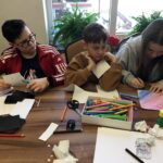 Pierwszy dzień ferii w Gminnej Bibliotece Publicznej w Baniach Mazurskich pełny miłości dla babci i dziadka