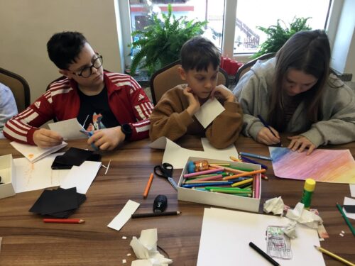 Pierwszy dzień ferii w Gminnej Bibliotece Publicznej w Baniach Mazurskich pełny miłości dla babci i dziadka