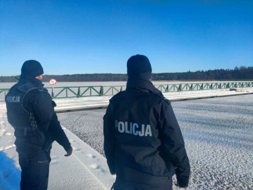 Policjanci kontrolują i ostrzegają przed wchodzeniem na zamarznięte zbiorniki wodne!