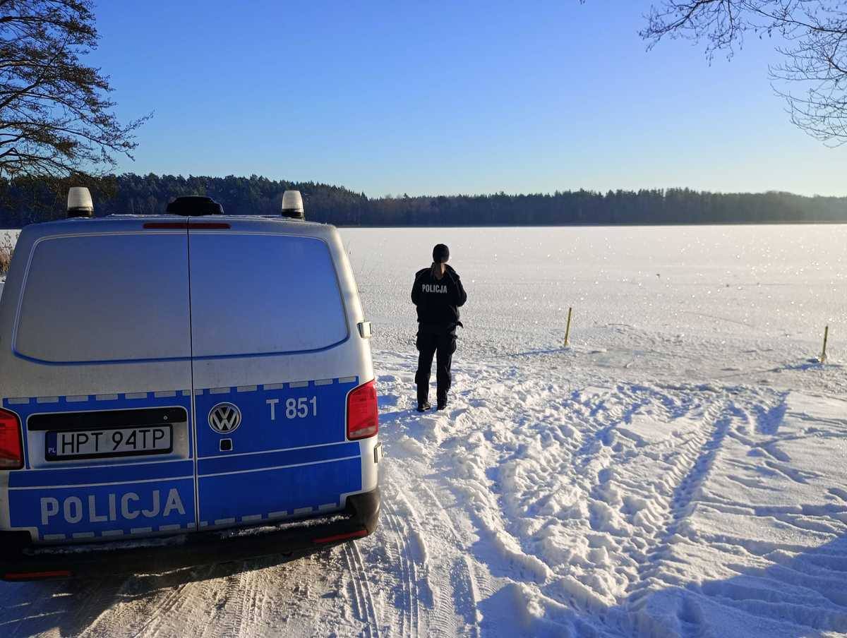Policjanci kontrolują i ostrzegają przed wchodzeniem na zamarznięte zbiorniki wodne!