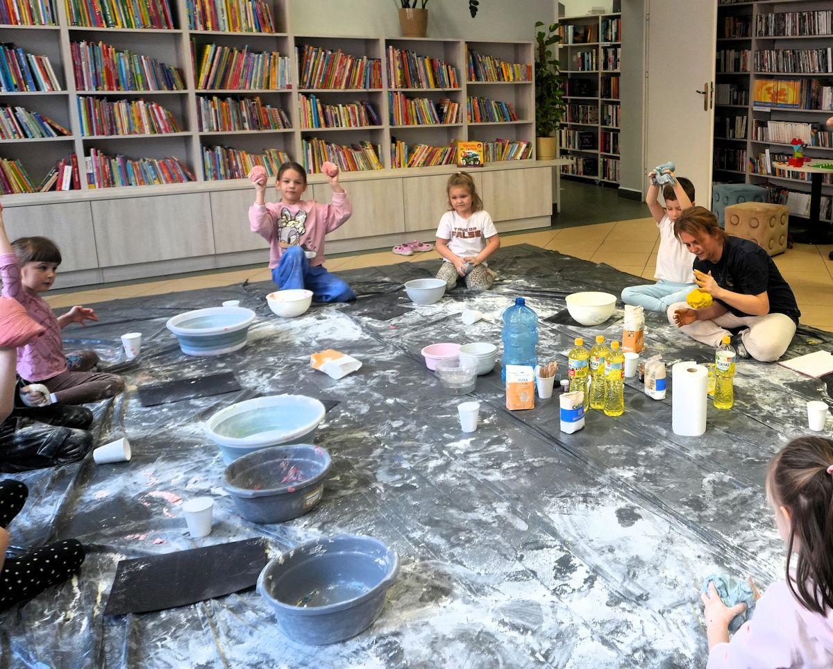 Gdy słowo spotyka dotyk – twórcze warsztaty w bibliotece