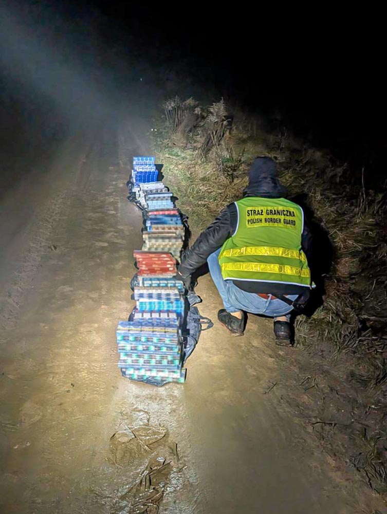 Nielegalne papierosy w zaroślach