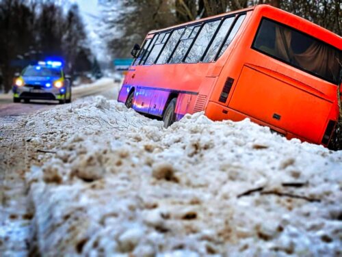 Uwaga, na drogach nadal panują trudne warunki