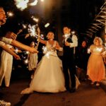 Zimne ognie na wesele – jakie wybrać, żeby zachwycić gości i fotografa?