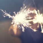 Zimne ognie na weselu – jak zaplanować efektowną atrakcję i zachwycić gości?