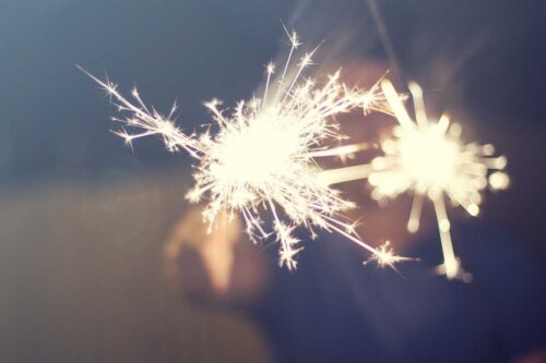 Zimne ognie na weselu – jak zaplanować efektowną atrakcję i zachwycić gości?