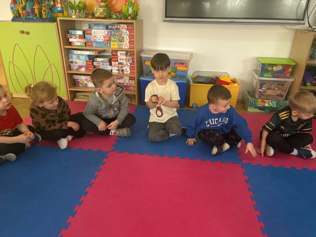 Kryminalna zagadka w przedszkolu. Mali detektywi na tropie misia