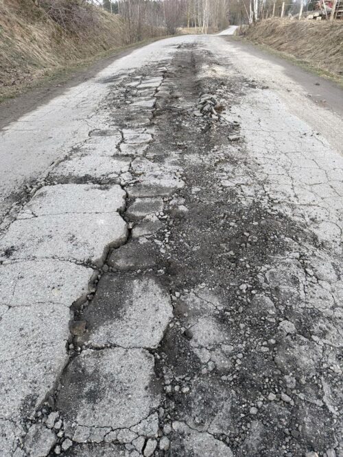 Jest szansa na nową nawierzchnię, ale wójt jest przeciwny dofinansowaniu wkładu własnego!