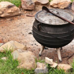 Jak przygotować kociołek żeliwny do pierwszego użycia?