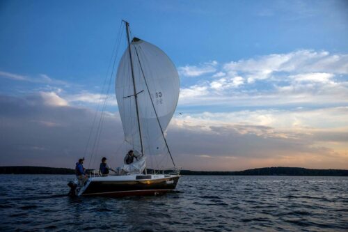 Obozy żeglarskie dla dzieci na Mazurach, co warto wiedzieć przed wyborem