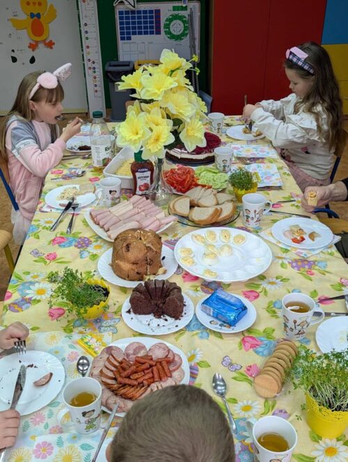 Radosne śniadanie wielkanocne uczniów klas 1–3 w Szkole Podstawowej w Boćwince