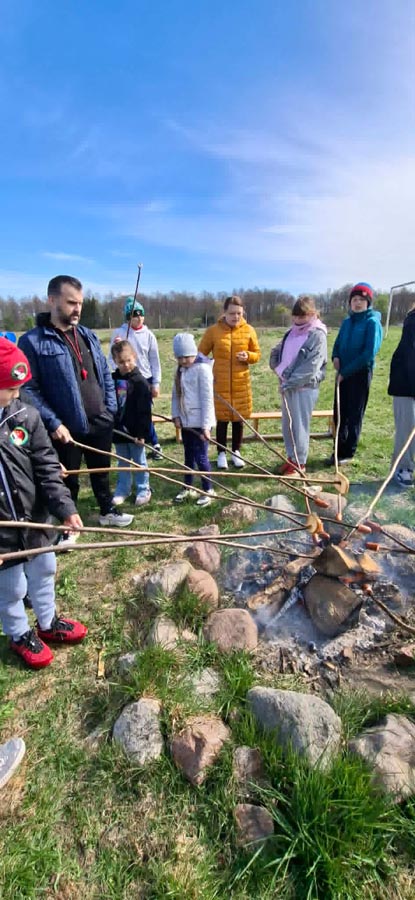 Razem dla Ziemi. Uczniowie ze Szkoły Podstawowej w Boćwince pokazują, jak dbać o środowisko w „Dzień Ziemi”