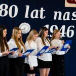 Niezapomniana, pełna wzruszeń uroczystość z okazji 80-lecia Szkoły Podstawowej im. Michała Kajki w Grabowie