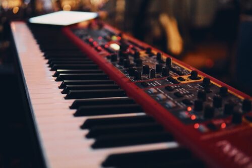 Muzyka pop dance na keyboardzie – skąd muzycy biorą dziś nuty?