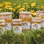 Miód naturalny – dlaczego warto wybierać produkty z pasieki i gdzie kupować najlepsze miody