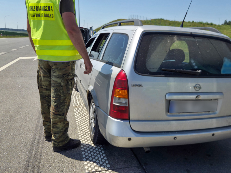 Udawał kuriera żywności, a przewoził migrantów
