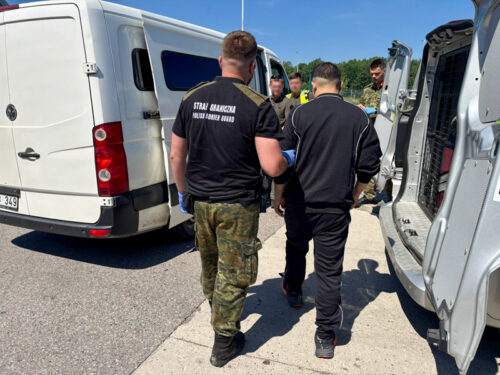 Udawał kuriera żywności, a przewoził migrantów
