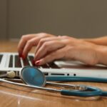 Pacjent najpierw pyta sztuczną inteligencję — jak gabinety zdobywają dziś pacjentów