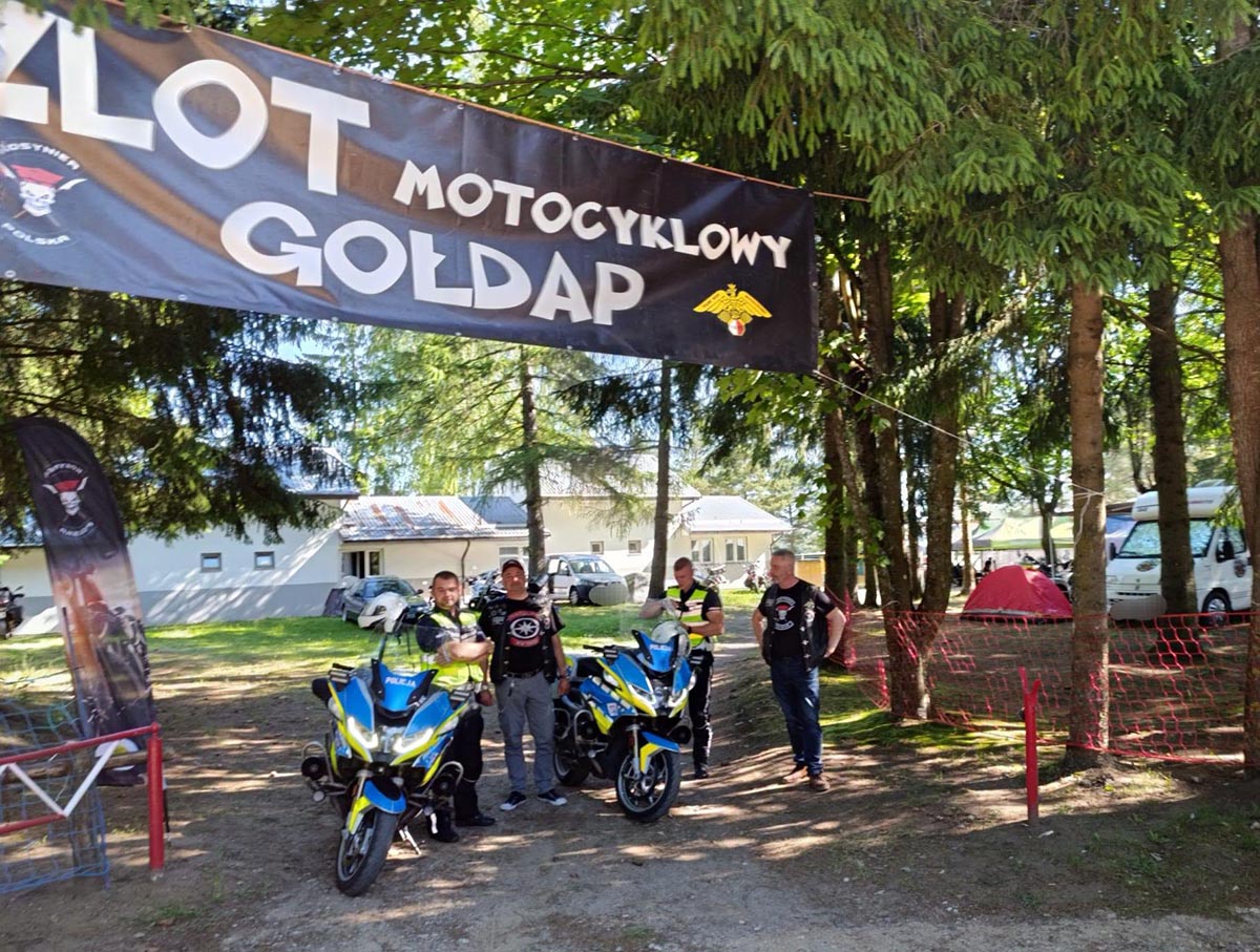 Policjanci zabezpieczają V Zlot Motocyklowy Kosynier Polska w Gołdapi