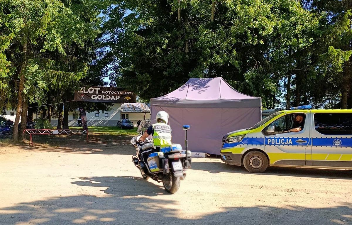 Policjanci zabezpieczają V Zlot Motocyklowy Kosynier Polska w Gołdapi