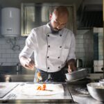 Profesjonalne zaplecze gastronomiczne: Co naprawdę wpływa na higienę? Rola drzwi wahadłowych i stali nierdzewnej