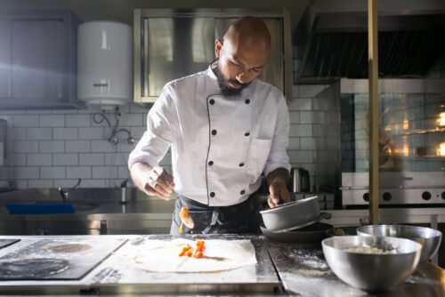 Profesjonalne zaplecze gastronomiczne: Co naprawdę wpływa na higienę? Rola drzwi wahadłowych i stali nierdzewnej