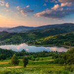 Efekt „WOW” tuż za progiem domu. Jak zamienić zwykły weekend w bezpłatną wyprawę pełną odkryć?
