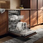 Jak poziom hałasu 37 dB i zużycie 8,4 l wody wpływają na użytkowanie zmywarki Electrolux