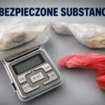 Awanturowała się podczas interwencji. Policjanci ujawnili przy niej i w jej mieszkaniu substancje, które zostaną poddane badaniom