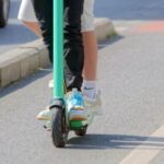 Zderzenie hulajnogi elektrycznej z samochodem. Dwóch nastolatków trafiło do szpitala