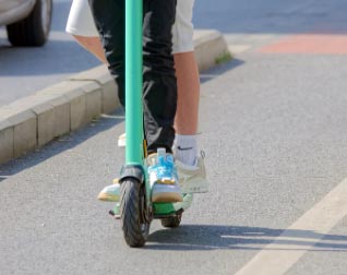 Zderzenie hulajnogi elektrycznej z samochodem. Dwóch nastolatków trafiło do szpitala
