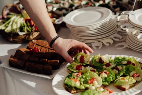Catering okolicznościowy w Katowicach – czym kierować się przy wyborze firmy?