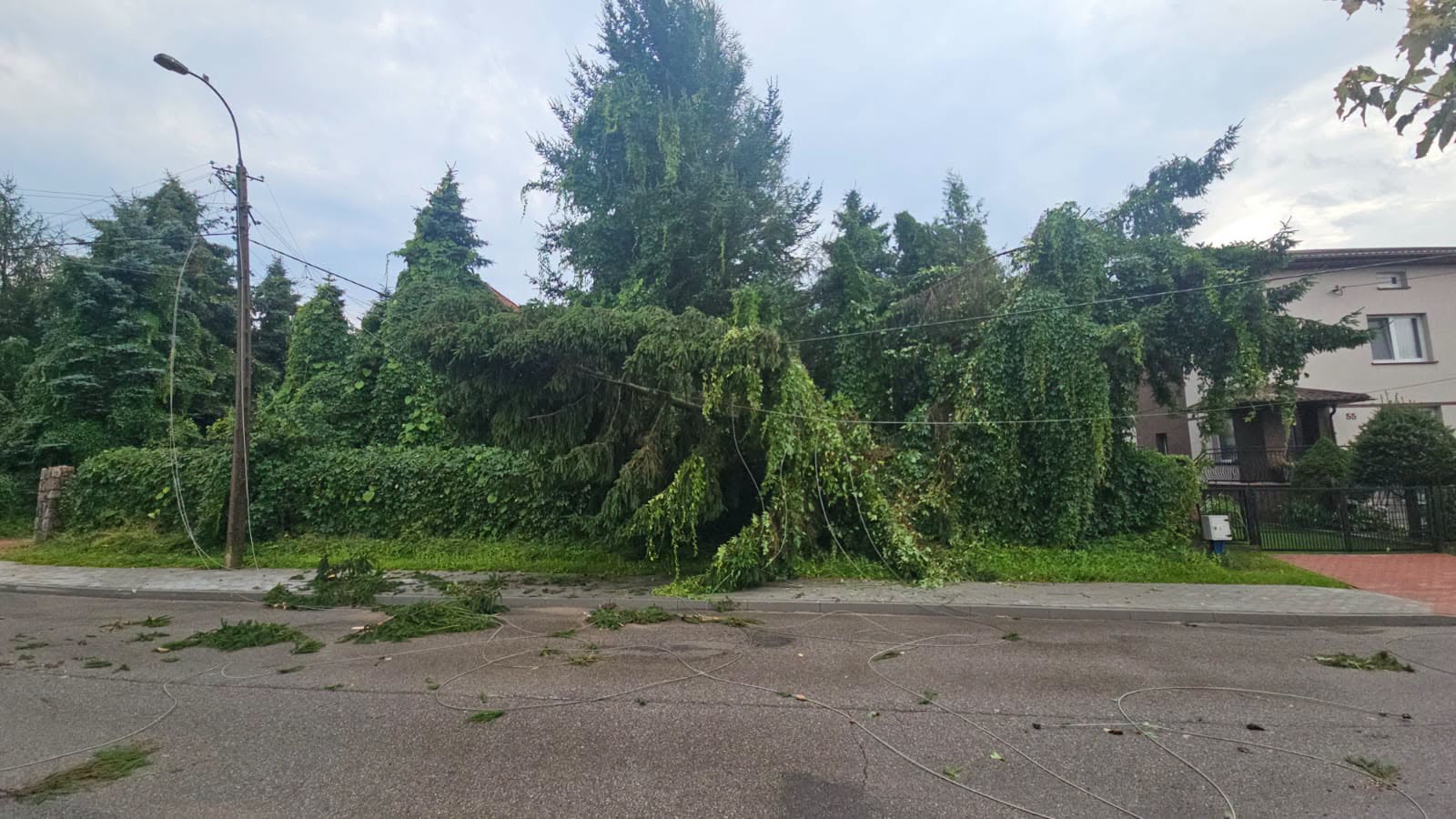 Skutki silnego wiatru i opadów atmosferycznych – pracowita służba gołdapskich strażaków