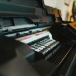 Praca hybrydowa pod kontrolą: Jak mądrze obniżyć koszty druku atramentowego bez ryzyka dla sprzętu?