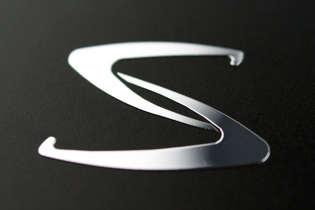 Emblematy metalowe i naszywki z logo: trwałe oznakowanie produktów i odzieży