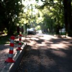 Czym wyróżnia się dobry słupek drogowy?
